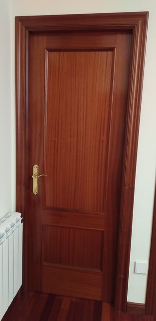 Puerta madera ciega y puerta cristal c/guarnición