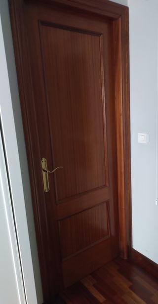 Puerta madera ciega y puerta cristal c/guarnición