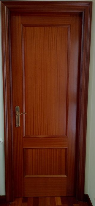 Puerta madera ciega y puerta cristal c/guarnición