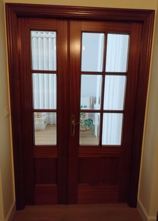 Puerta madera ciega y puerta cristal c/guarnición