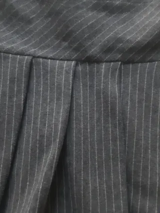 Falda niña gris con rayas