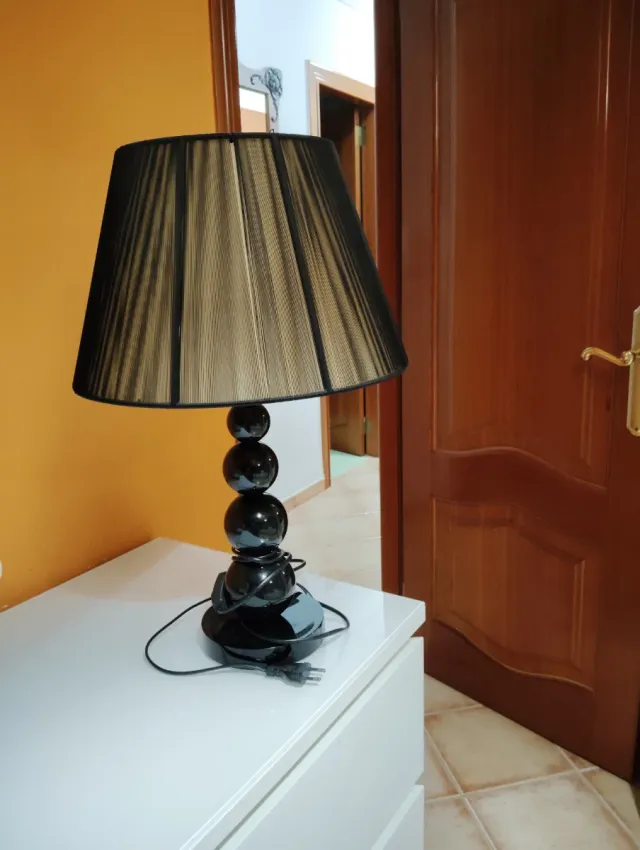 Lámpara de mesa negra y beige