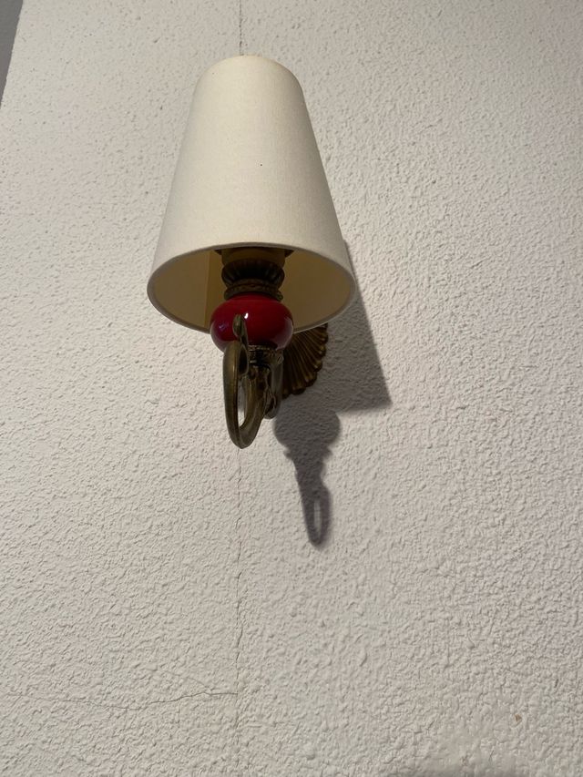 Apliques de bronce antiguos con detalles rojos