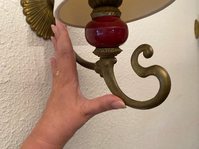 Apliques de bronce antiguos con detalles rojos