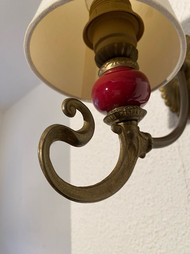 Apliques de bronce antiguos con detalles rojos