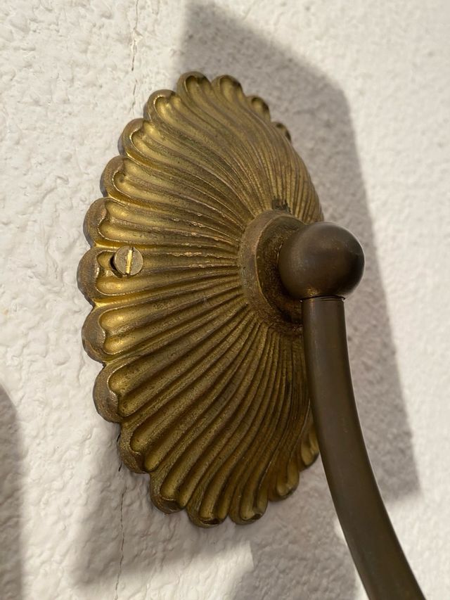 Apliques de bronce antiguos con detalles rojos