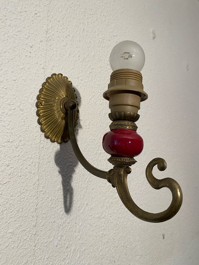 Apliques de bronce antiguos con detalles rojos