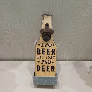 Apribottiglie da Parete in Legno con etichetta