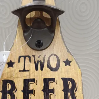 Apribottiglie da Parete in Legno con etichetta