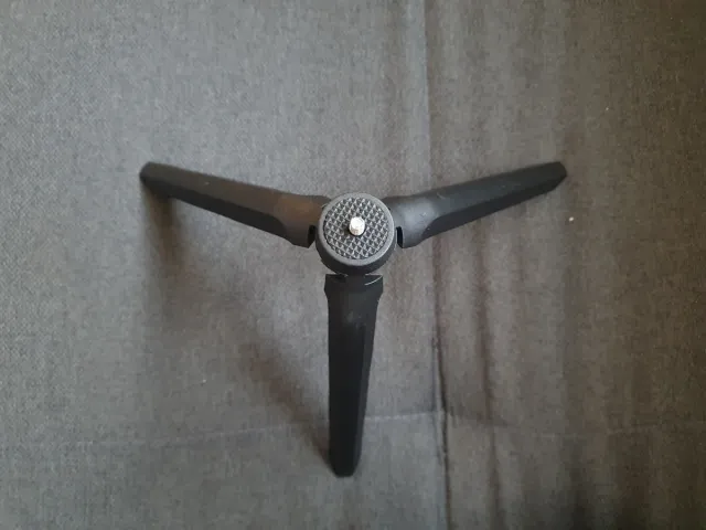 Trípode pequeño negro