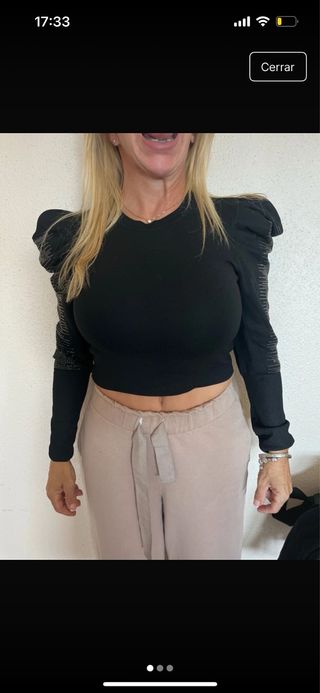 Jersey negro con mangas abullonadas