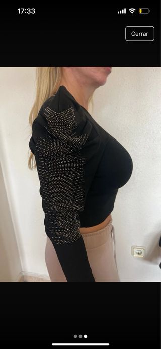 Jersey negro con mangas abullonadas