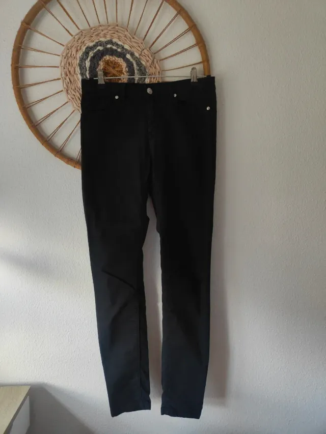 Pantalón pitillo negro talla 38