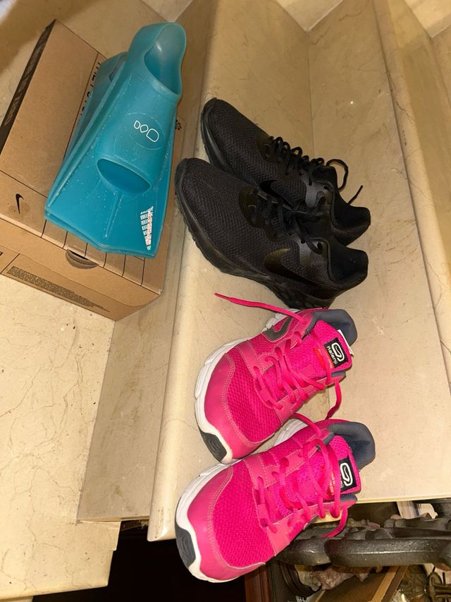 Zapatillas Nike y Decathlon + Aletas