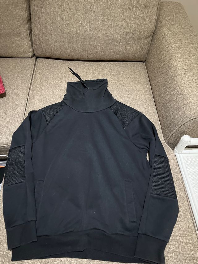 Chaqueta negra cuello alto