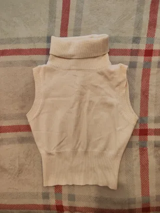 Top cuello alto sin mangas beige