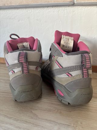 Zapatillas de montaña grises y rosas