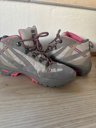 Zapatillas de montaña grises y rosas