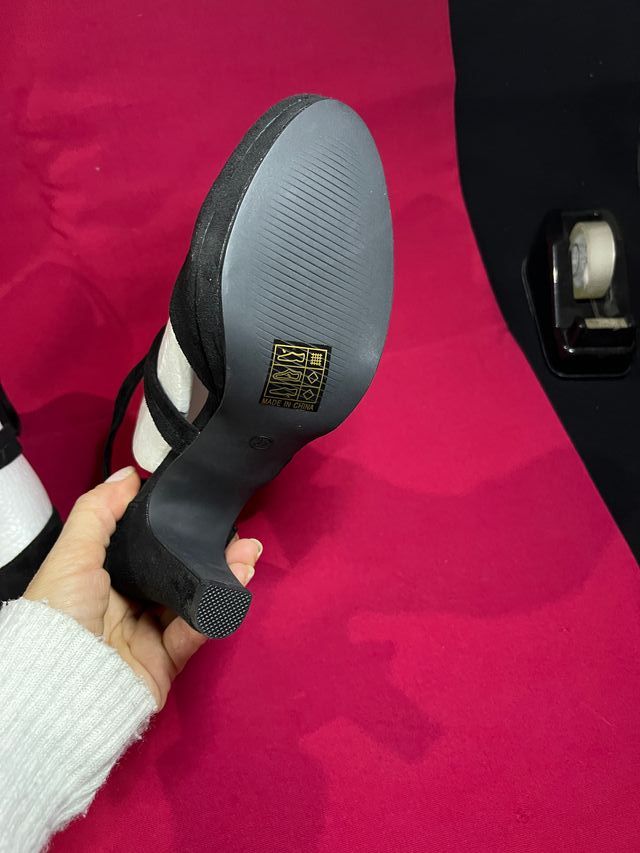 Scarpe con tacco eleganti nere e bianche