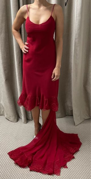 Vestido rojo de fiesta con cola