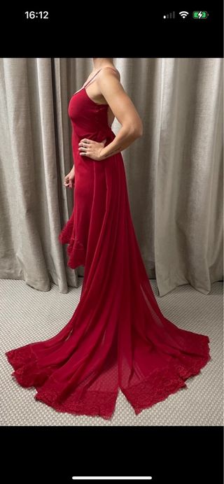 Vestido rojo de fiesta con cola