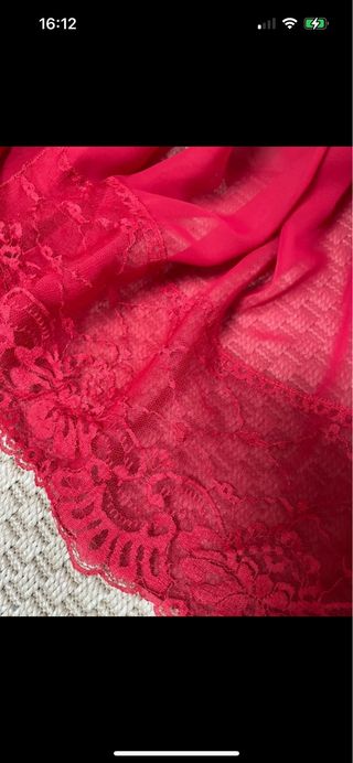 Vestido rojo de fiesta con cola