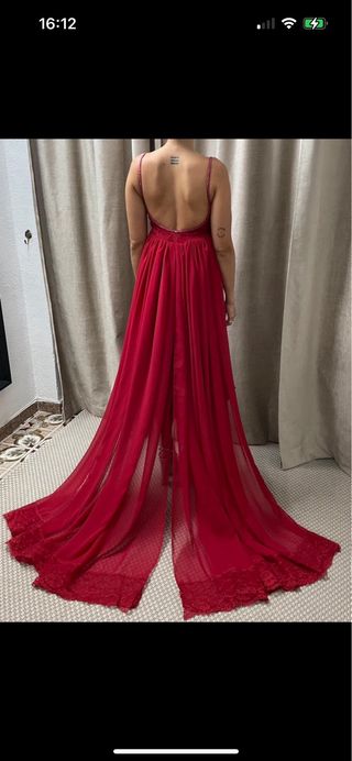 Vestido rojo de fiesta con cola