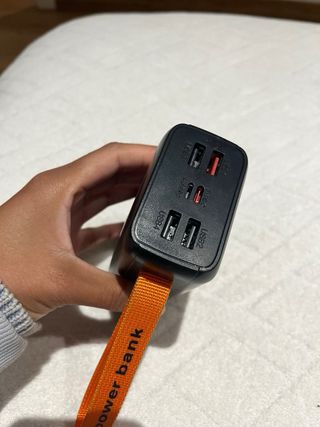 Batteria portatile nera con cavi integrati