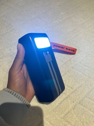 Batteria portatile nera con cavi integrati