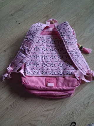 Mochila escolar rosa con diseño de una bicicleta.