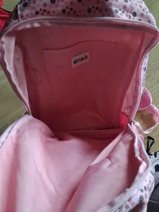 Mochila escolar rosa con diseño de una bicicleta.