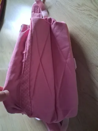 Mochila escolar rosa con diseño de una bicicleta.