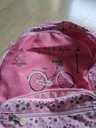 Mochila escolar rosa con diseño de una bicicleta.