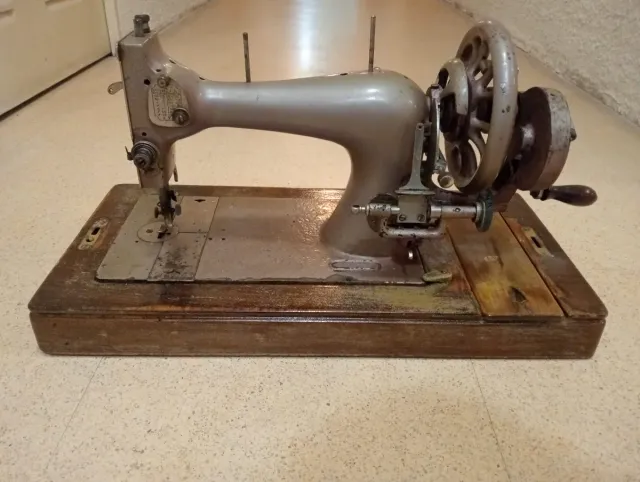 Máquina de coser antigua de mesa