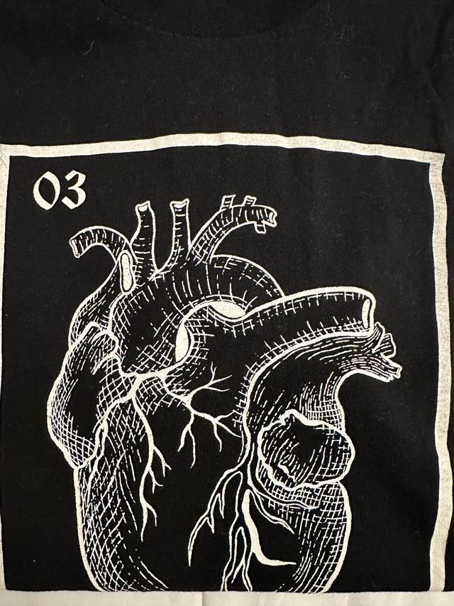Camiseta Negra Corazón Ilustrado 03