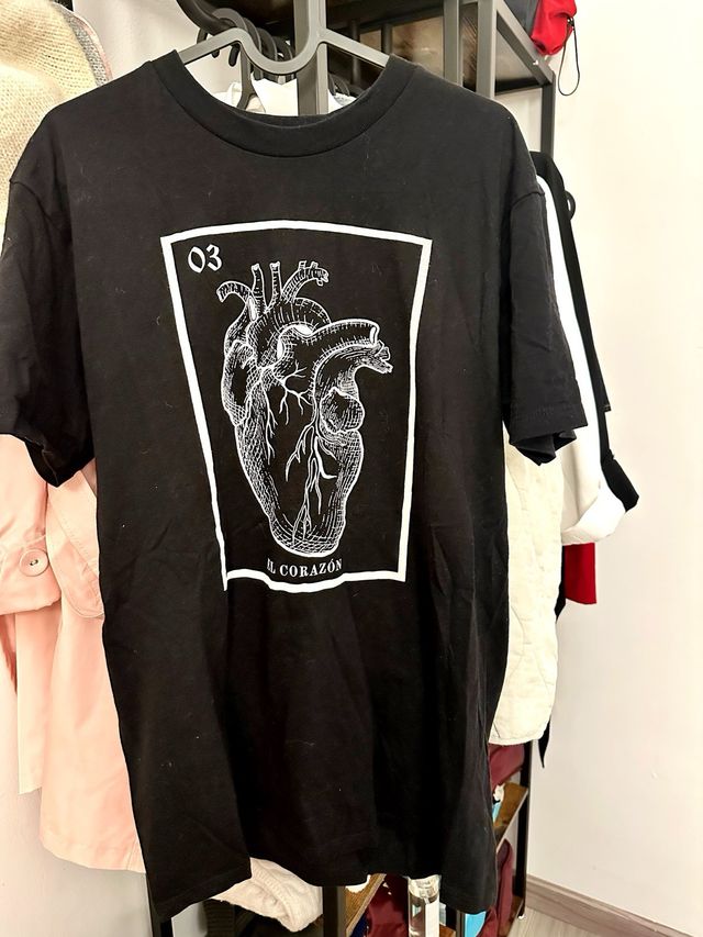 Camiseta Negra Corazón Ilustrado 03