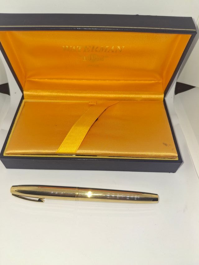 Pluma estilográfica Waterman chapada oro