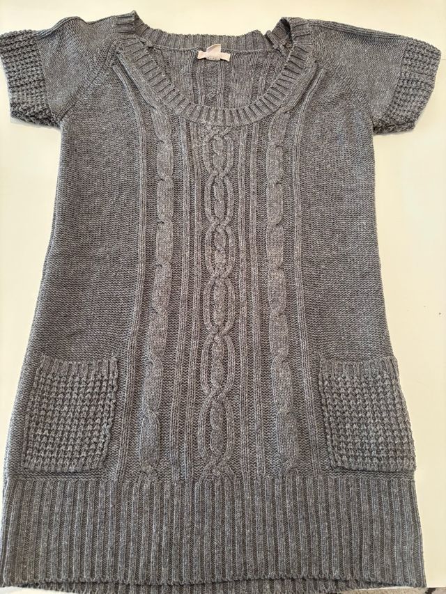 Vestido de punto gris con trenzas