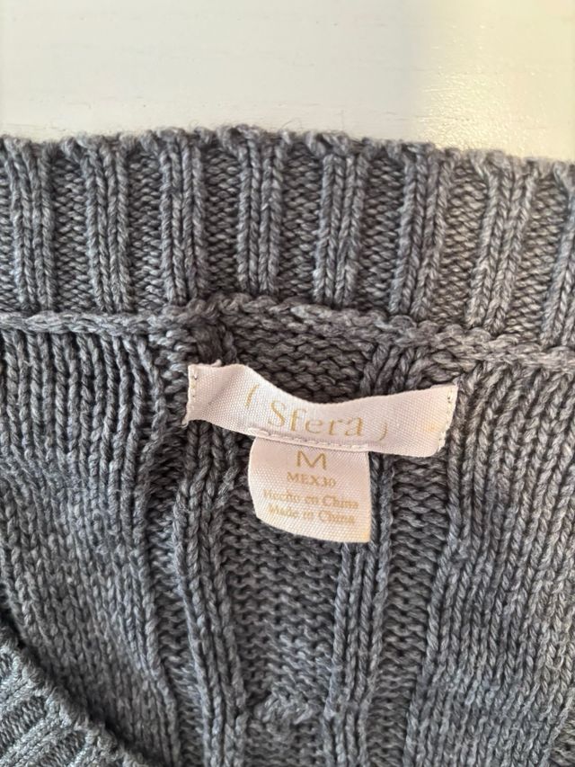 Vestido de punto gris con trenzas