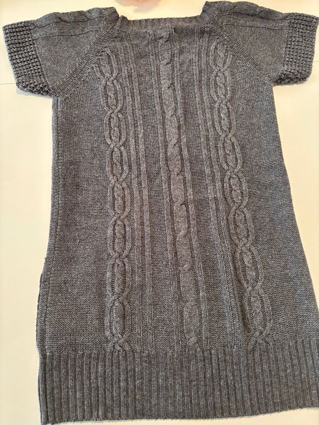 Vestido de punto gris con trenzas
