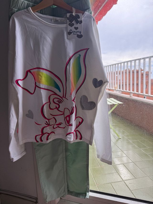 Conjunto camiseta y pantalón estampado conejo