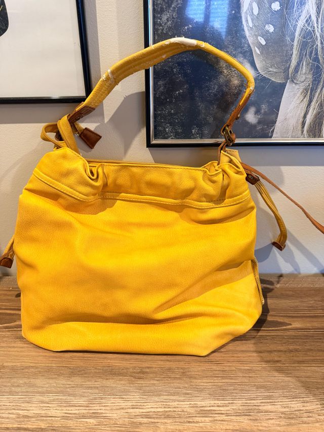 Bolso amarillo con detalles cuero – Tamaño mediano
