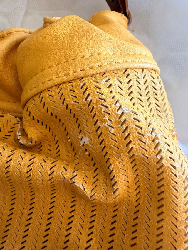 Bolso amarillo con detalles cuero – Tamaño mediano