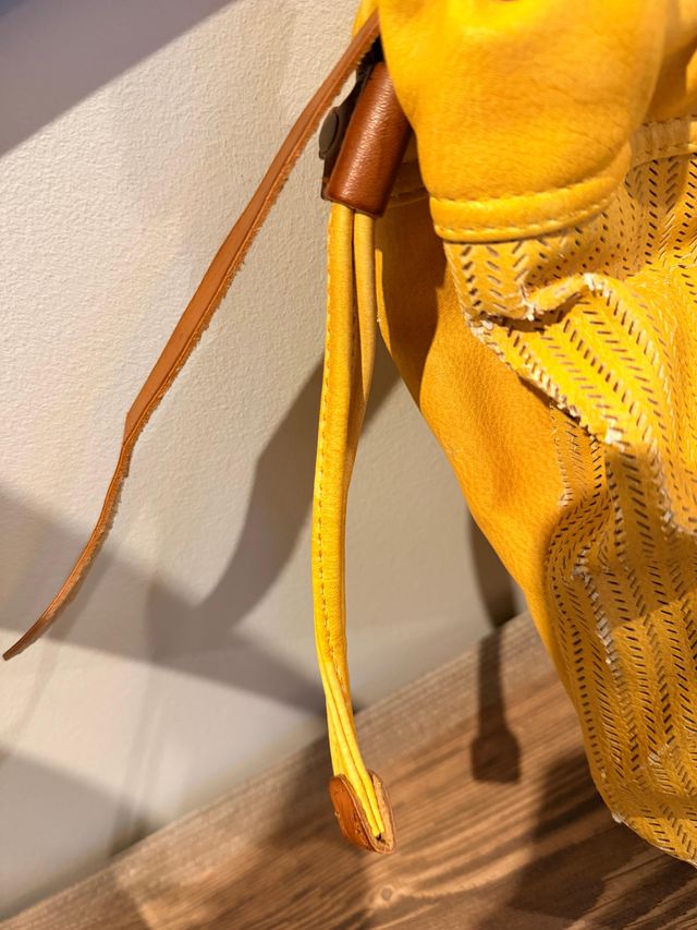 Bolso amarillo con detalles cuero – Tamaño mediano