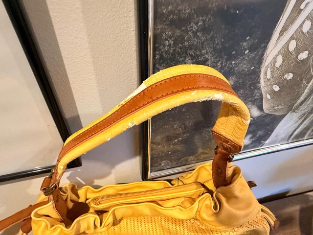 Bolso amarillo con detalles cuero – Tamaño mediano