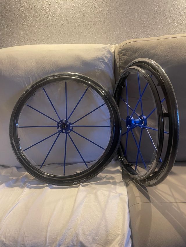 Ruedas para Silla de Ruedas 24' con radios azules 