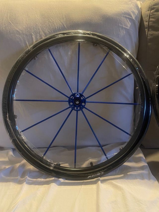 Ruedas para Silla de Ruedas 24' con radios azules 
