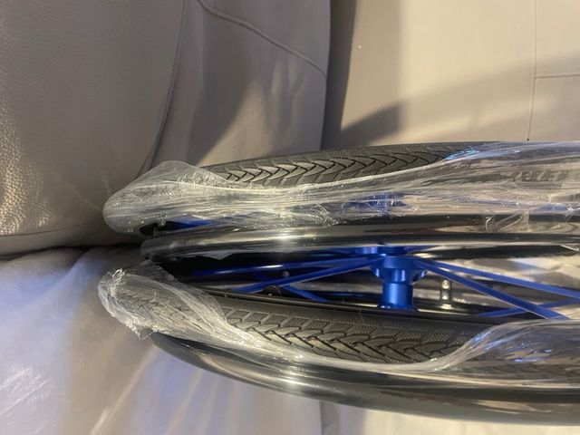 Ruedas para Silla de Ruedas 24' con radios azules 
