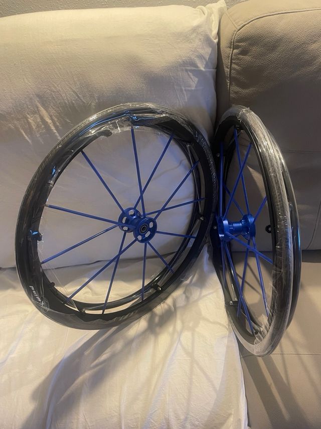 Ruedas para Silla de Ruedas 24' con radios azules 