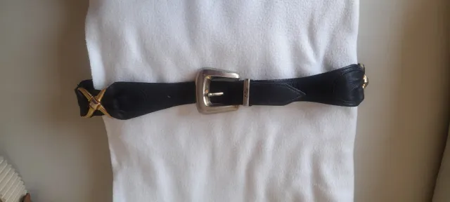Cinturón de piel negro con detalles dorados